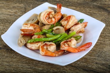 Kızarmış karides ve kuşkonmaz