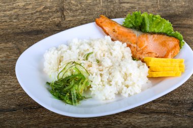 Kızarmış som balığı biftek