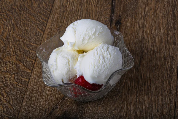 甘いアイスクリームとイチゴ — ストック写真