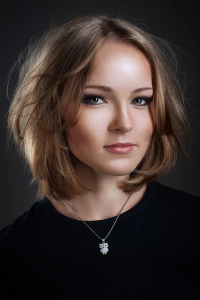 Portrét krásné mladé ženy s rozcuchanými vlasy — Stock fotografie
