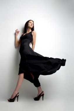 Yüksek moda atış içinde bir uzun zarif kadın.