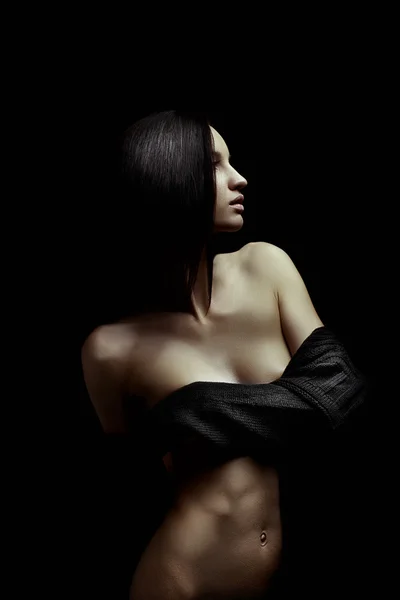 黒い背景に完璧な健康的な肌を持つ豪華な若い女性. — ストック写真