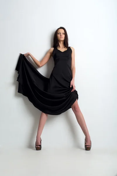 Mode schot van elegante vrouw in een lange jurk. — Stockfoto
