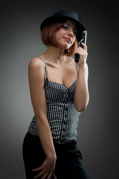 Nebezpečné a krásná trestní dívka s pistolí — Stock fotografie