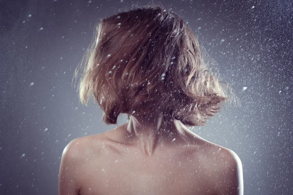 Mulher com cabelo magnífico na chuva e capturas gotas — Fotografia de Stock