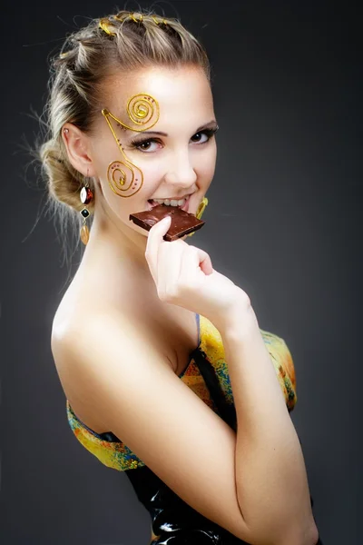 Feliz yang mulher comer chocolate bar — Fotografia de Stock
