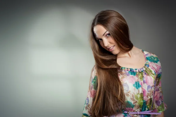 Güzel genç kadın uzun saçlı portresi — Stok fotoğraf
