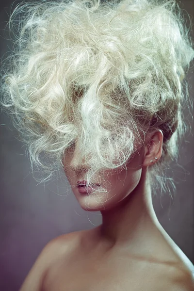 Bella donna con i capelli ricci su sfondo grigio — Foto Stock