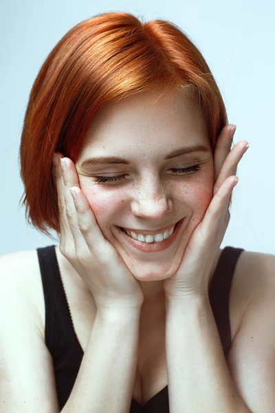 Bello ampio sorriso di giovane donna fresca . — Foto Stock
