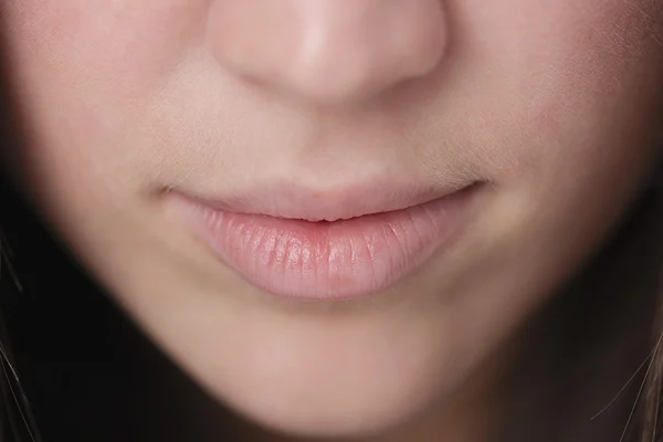 Primer plano de los labios llenos de mujer joven —  Fotos de Stock