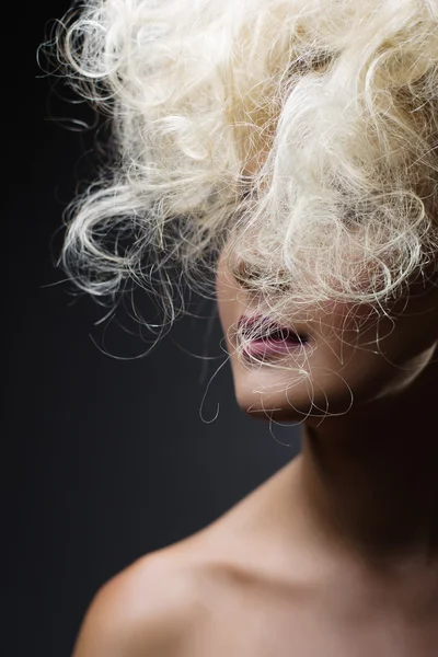 Weiße lange lockige wilde Haare. Frauenporträt. — Stockfoto