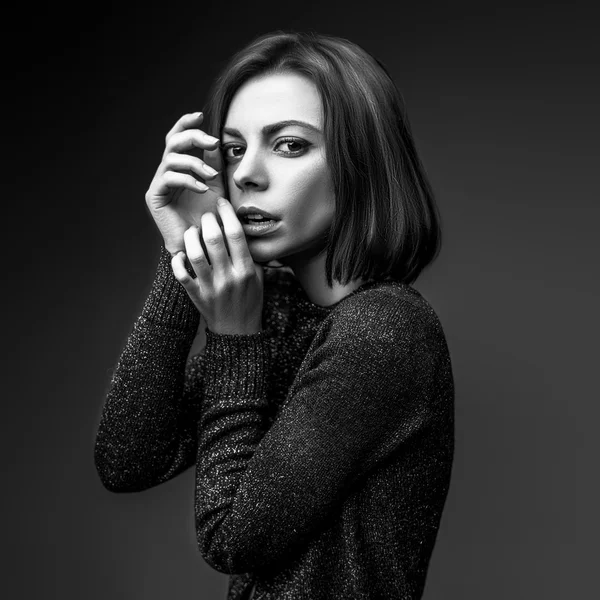 Schwarz-Weiß-Foto einer schönen Frau mit prächtigen Augen — Stockfoto