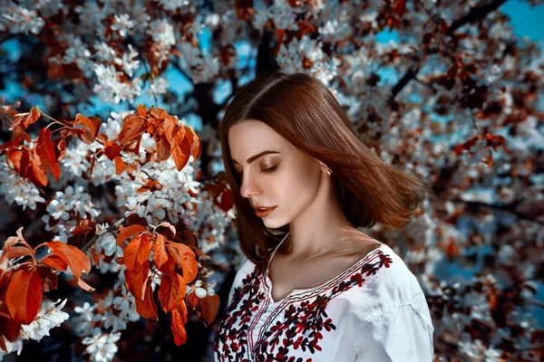 Junge Frau in der Nähe des Baumes mit roten Blättern — Stockfoto