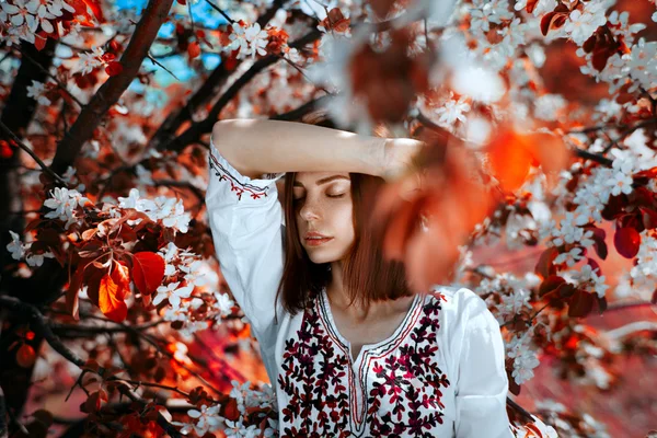 Junge Frau in der Nähe des Baumes mit roten Blättern — Stockfoto