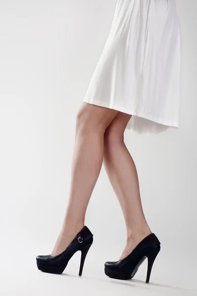 Närbild på eleganta kvinnliga ben — Stockfoto