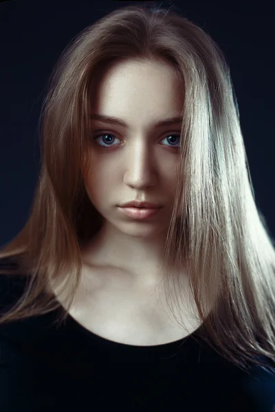 Retrato de mulher bonita com maquiagem diária fresca . — Fotografia de Stock