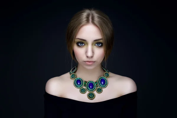 Portrait of young beautiful woman with jewelry — Stock Photo, Image