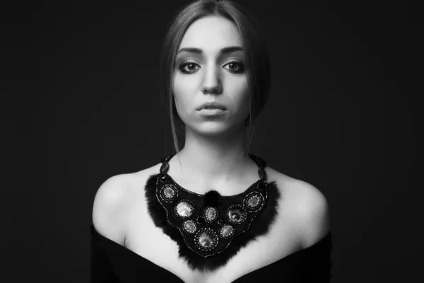 Porträtt av ung vacker kvinna med handgjorda smycken — Stockfoto