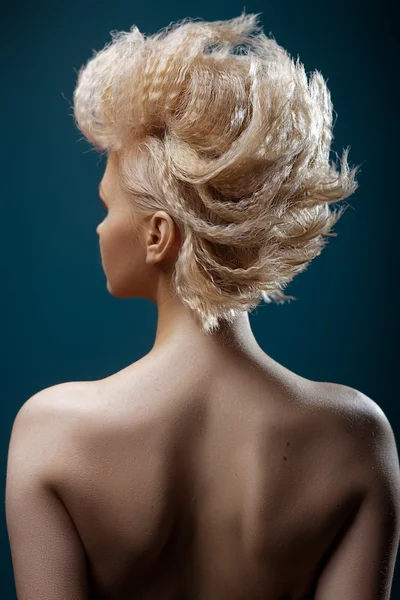 Hermosa joven con corte de pelo corto en el fondo del estudio — Foto de Stock