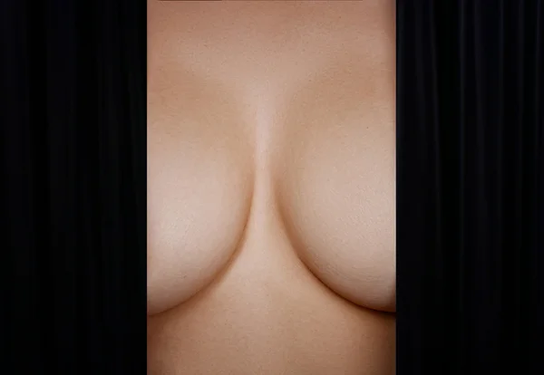 Polonahá žena tělo pokrývající její velký prsa — Stock fotografie