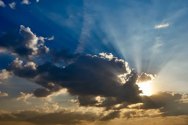 Dramatiska morgonhimlen med en solstrålar — Stockfoto