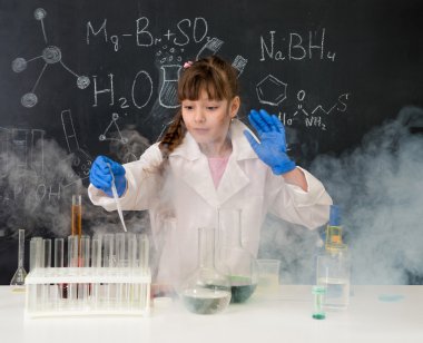 duman kimyasal deney sonra heyecanlı kız öğrenci