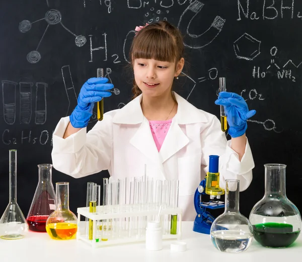 Malá chytrá holka v chemické laboratoři dělá experiment — Stock fotografie