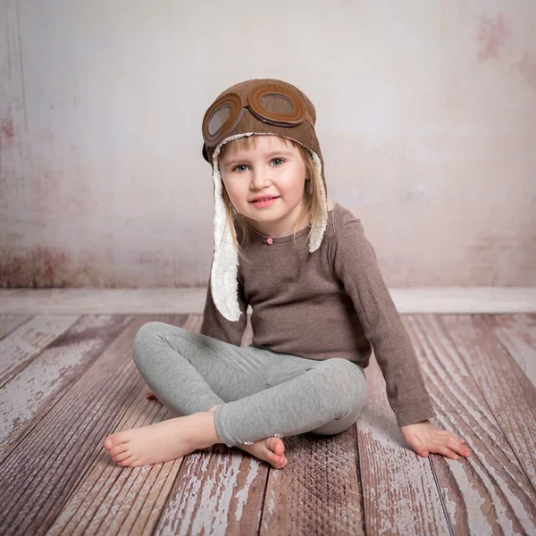 可爱小女孩飞行员在帽子里 — 图库照片