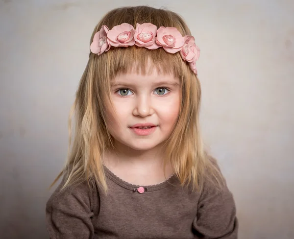 Hermosa niña con corona de flores —  Fotos de Stock