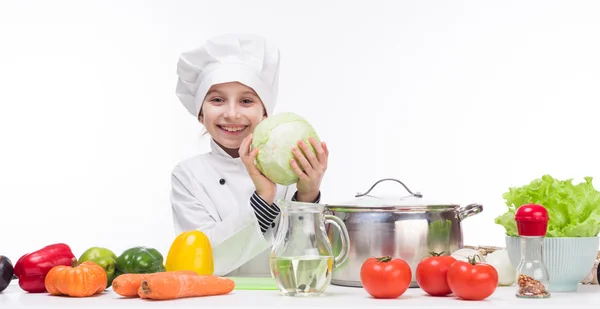 Lilla leende flicka-laga mat med kål i händer — Stockfoto