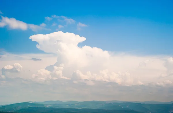 Weiße Wolken am blauen Himmel. — Stockfoto