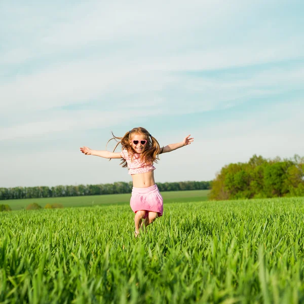 Little girl  on the field — Stock Photo, Image