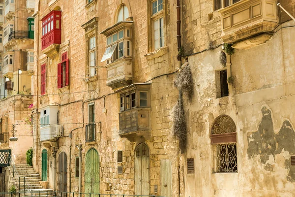 Типичный балкон на Мальте — стоковое фото