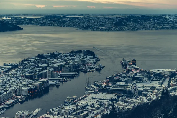 Panoramisch uitzicht vanaf de observatie dek op Bergen — Stockfoto