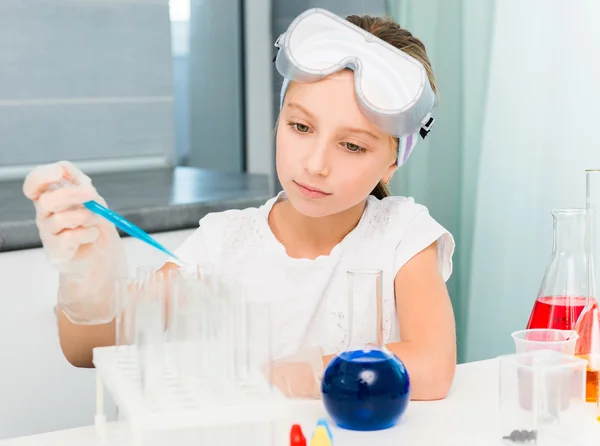 Menina com frascos para química — Fotografia de Stock