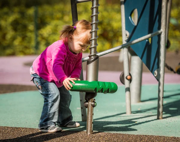 Menina bonito no parque infantil — Fotografia de Stock