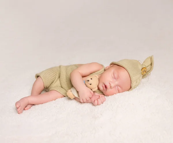 Dulce bebé recién nacido durmiendo en traje y sombrero —  Fotos de Stock