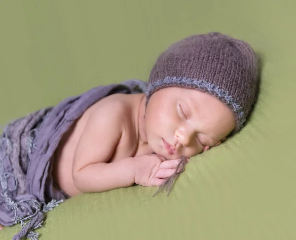 Bebé recién nacido con sombrero durmiendo en una manta —  Fotos de Stock