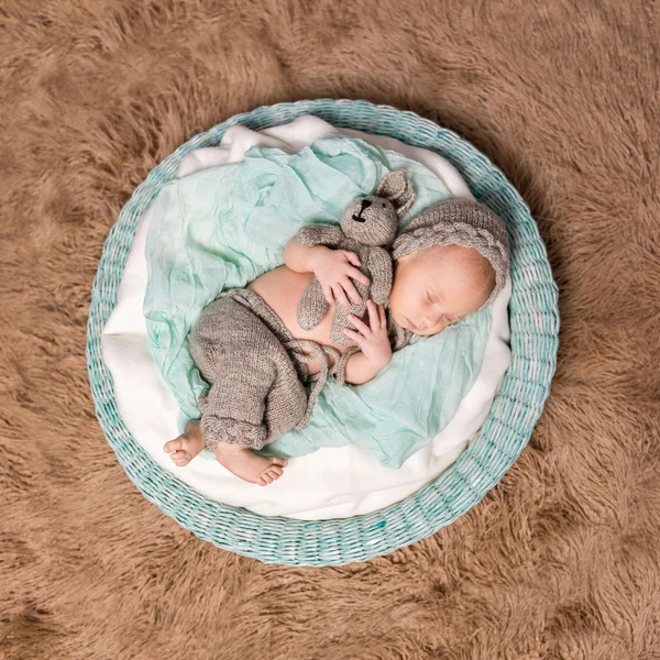 Bebé recién nacido durmiendo en cesta redonda — Foto de Stock