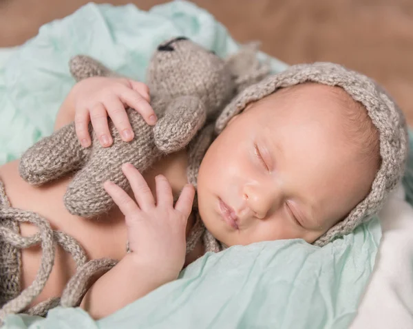 Nyfött barn sova med stickad toy — Stockfoto