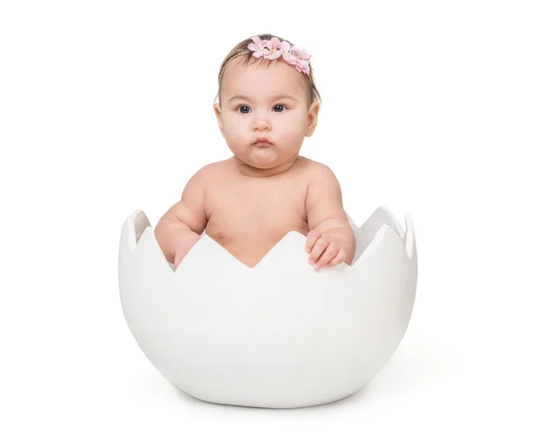 Маленький милый ребенок в яичной скорлупе — стоковое фото
