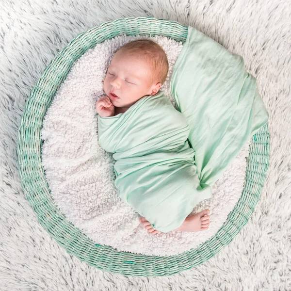 Zoete pasgeboren verpakt in een luier slapen — Stockfoto