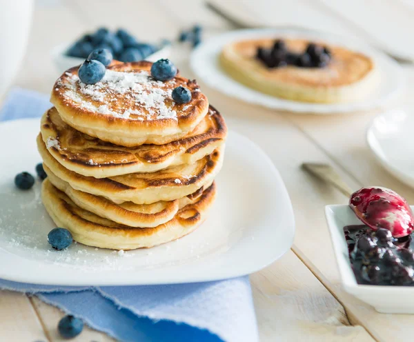 Pannenkoeken met bosbessen en jam — Stockfoto