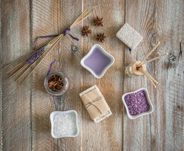 Composição do tratamento de spa na mesa de madeira — Fotografia de Stock