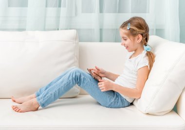 kulaklık ile bir şey dinlerken gülümseyen kız kameraya benziyor