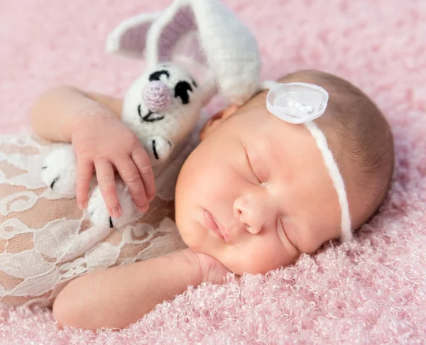 Lindo sonriente bebé recién nacido duerme en manta — Foto de Stock