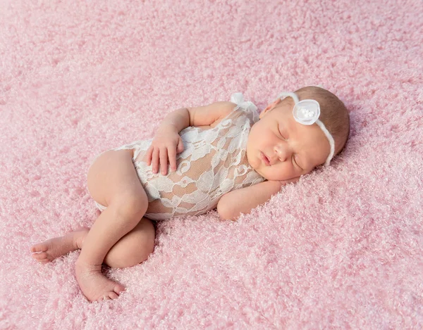 可爱微笑的新生婴儿睡在毯子上 — 图库照片