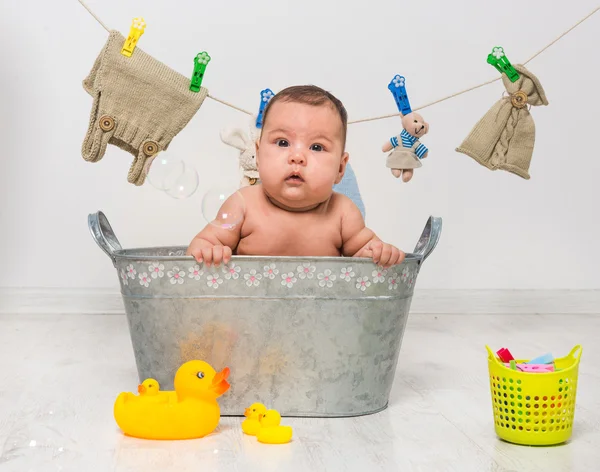 Baby flicka badar i ett tråg — Stockfoto