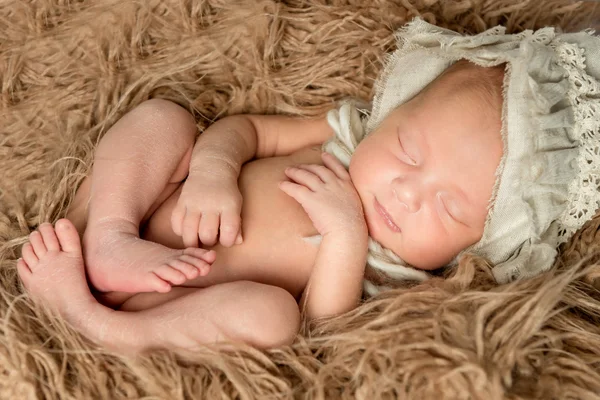 Newborn baby sleeping on fluffy blanket — Stock Photo, Image