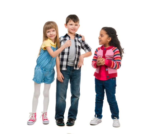 Tres pequeños niños sonrientes de pie juntos — Foto de Stock